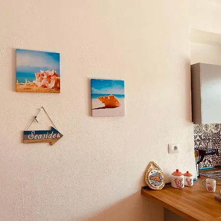 Coral Apartment- Steps From Sea, Ac & Wifi Lägenhet *