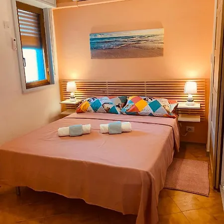 Coral Apartment- Steps From Sea, Ac & Wifi Lägenhet *