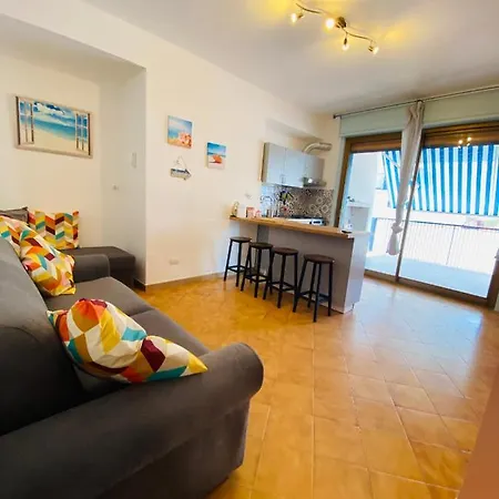 Coral Apartment- Steps From Sea, Ac & Wifi Giardini-Naxos