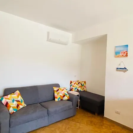 Coral Apartment- Steps From Sea, Ac & Wifi 公寓 *